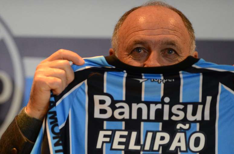 <p>Depois de 18 anos, Luiz Felipe Scolari retornou ao Grêmio. O treinador de 65 anos foi apresentado pelo clube gaúcho nesta quarta-feira, na Arena, e posou com a camisa tricolor</p>