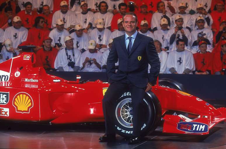 Barrichello com o carro durante a apresentação do modelo antes da temporada 2001