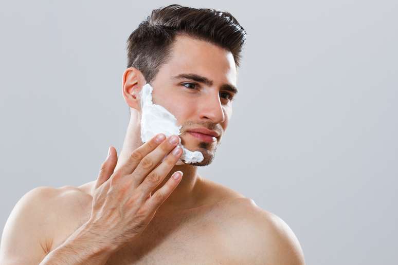 Para manter os pelos do rosto nos lugares certos e formar uma barba harmoniosa, é importante escolher uma boa espuma para evitar cortes e irritações na pele