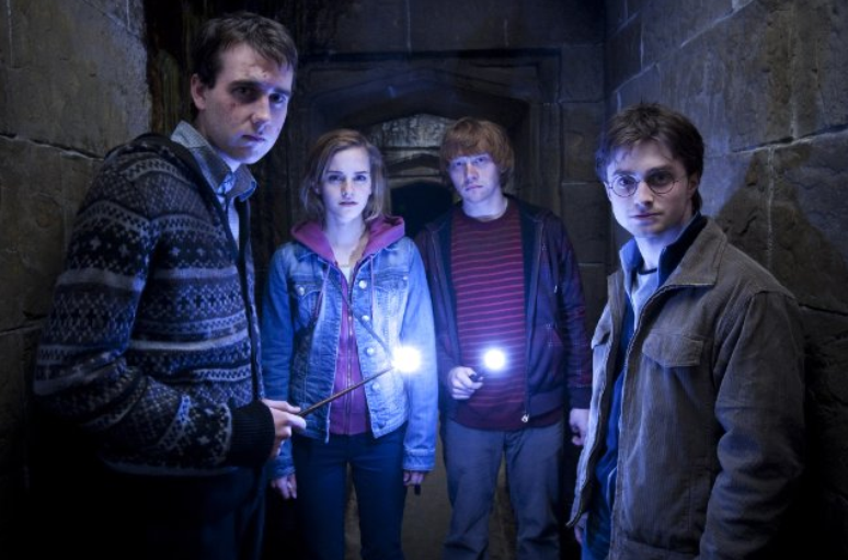 <p>Com Neville, Hermione e Ron. Prontos para o confronto final</p>