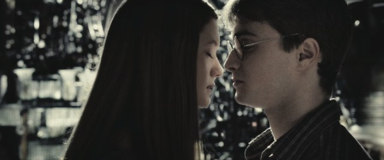<p>Harry e Gina dão seu primeiro beijo. Os dois acabam se casando</p>