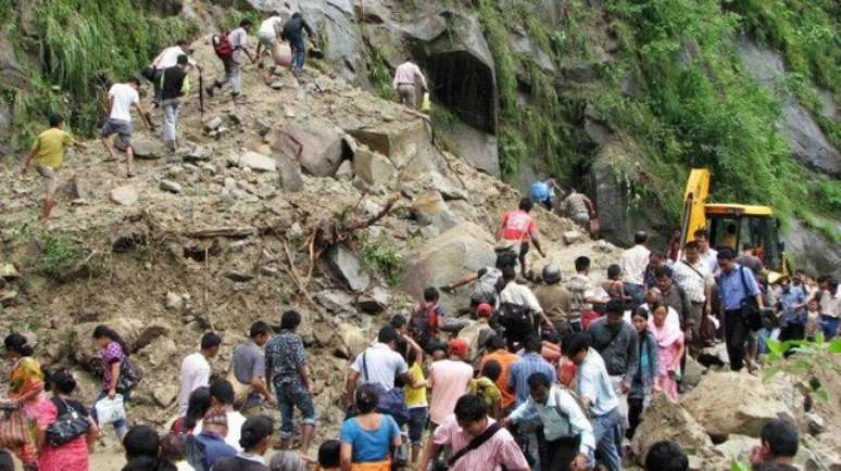 <p>As inundações e as avalanches de terra são frequentes durante a temporada das monções na Índia, assim como o desmoronamento de edifícios por causa do estado precário das infraestruturas, da falta de manutenção e da corrupção</p>