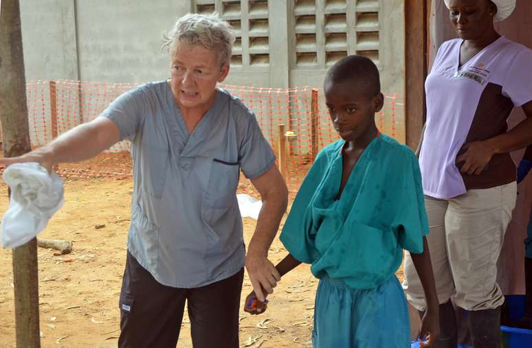 Menino é liberado de quarentena na Libéria e é ajudado por voluntários