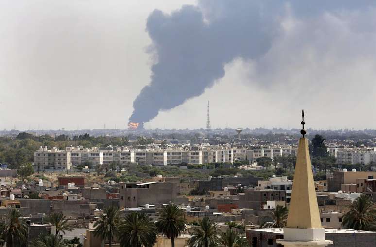 <p>Um incêndio de grandes proporções destruiu o depósito de óleo do aeroporto de Tripoli, que foi atingido por fogo cruzado de milícias em guerra na última segunda-feira, 28 de julho</p>