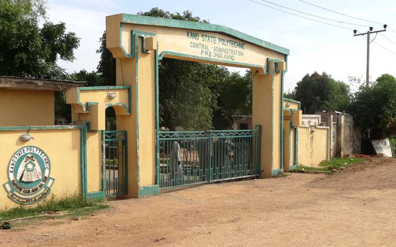 <p>O portão da administração central da escola politécnica de Kano é fechado após um ataque suicida na cidade nigeriana de Kano, em 30 de julho</p><p> </p>