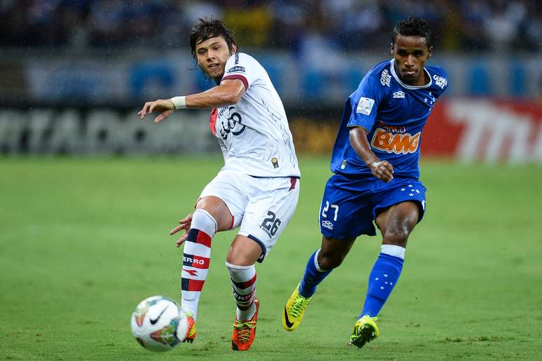 Óscar Romer defende o Cerro, e pode acertar com Corinthians