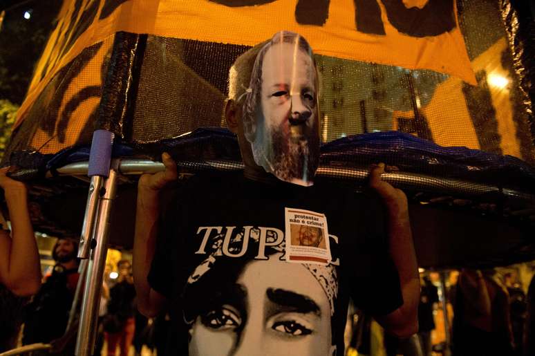 Manifestante usa máscara do teórico russo Mikhail Bakunin, que difundiu o anarquismo durante protesto no Rio de Janeiro
