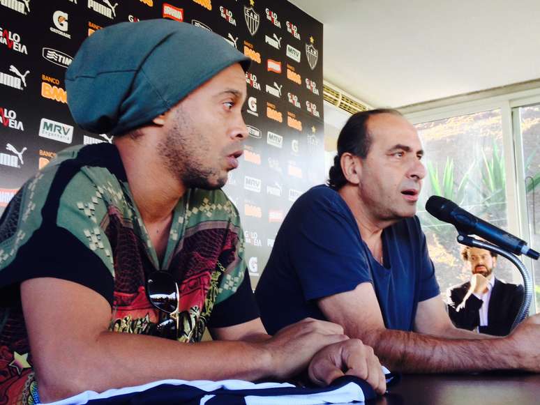 <p>Ronaldinho se despediu de Alexandre Kalil, presidente do Atlético-MG</p>