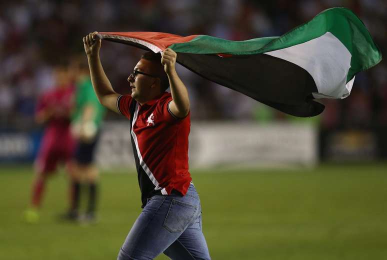 No fim do jogo, torcedores invadiram o gramado; um deles foi detido com uma bandeira da Palestina