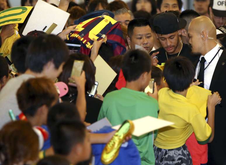 O atacante Neymar causou frisson nesta quarta-feira na chegada ao Japão para um campanha comercial e levou multidão em busca de um autógrafo ou foto ao aeroporto