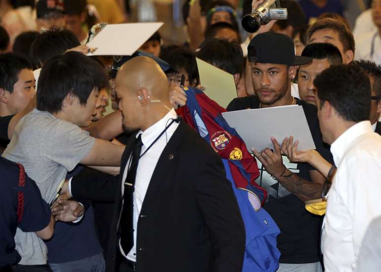 Recep&ccedil;&atilde;o de Neymar no Jap&atilde;o foi digna de grandes astros pop