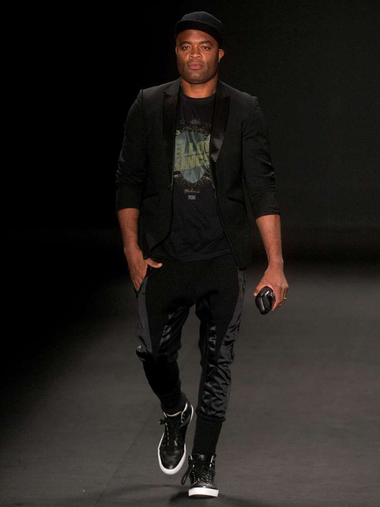 Anderson Silva desfila no Fashion Rio