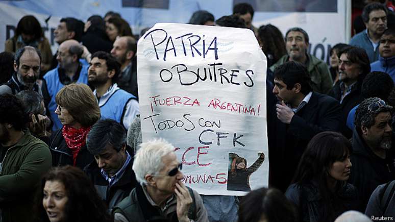 <p>Protesto contra os 'abutres' reuniu centenas de pessoas em Buenos Aires, que criticaram a comunidade financeira</p>