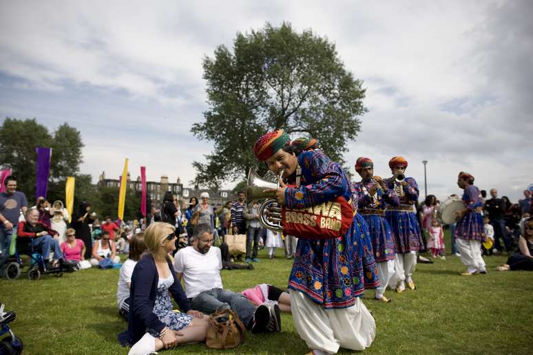 Agosto reúne seis festivais em Edimburgo, como o Mela, que celebra a diversidade cultural