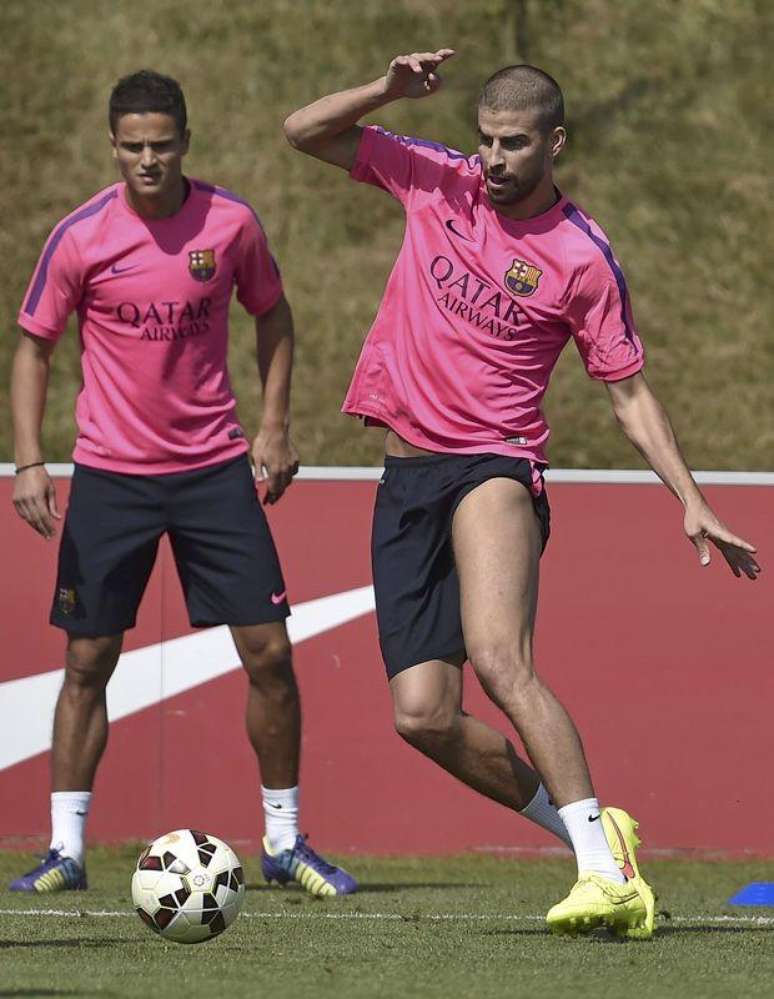 Zagueiro Gerard Piqué (direita) durante treino do Barcelona na Inglaterra. 29/07/2014.