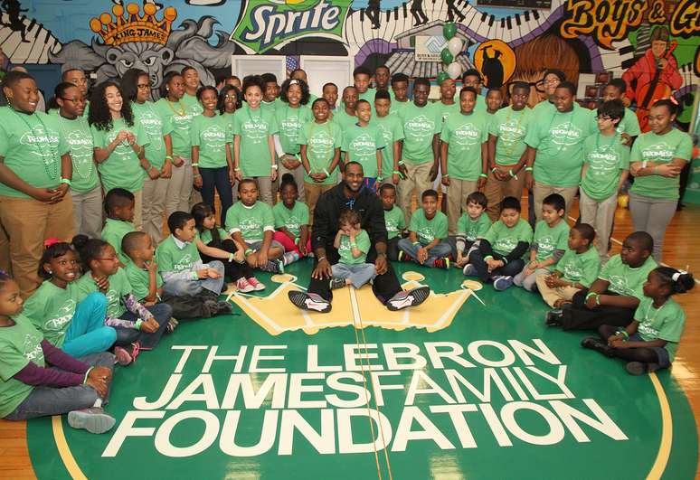 <p><em>"</em>Eu prometo ser um modelo dentro e fora da quadra.<em>"</em> Em 2005, o jogador criou a LeBron James Family Foundation (Fundação da Família LeBron James), que tem como missão impactar positivamente a vida de crianças e jovens por meio da educação</p>