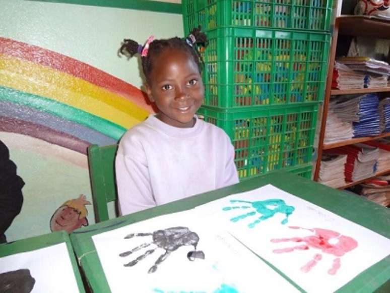 <p>O casal Émerson Crema dos Santos e Simone Crema deram início, em julho de 2012, ao Projeto Moçambique, criado com a intenção de ajudar crianças do país localizado ao norte do continente africano com doações de material escolar</p>