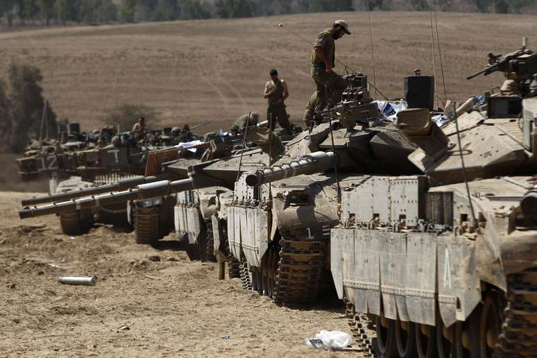 <p>Militares israelenses se concentram na fronteira com a&nbsp;Faixa de Gaza em 31 de julho&nbsp;</p>