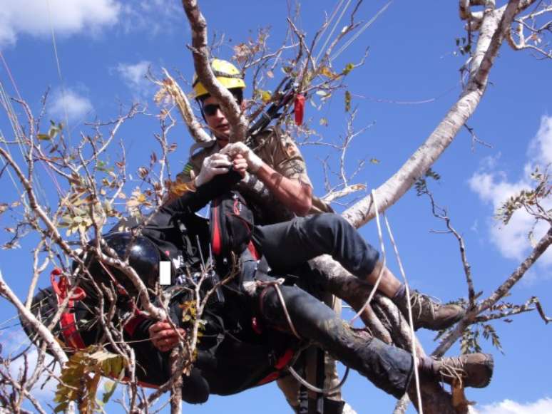 <p>Bombeiros fazem o resgate do piloto que caiu de parapente. Ele chegou a ser socorrido com vida, mas morreu no hospital</p>