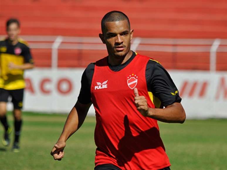 Jheimy deve ser o único atacante no time titular do Vila Nova