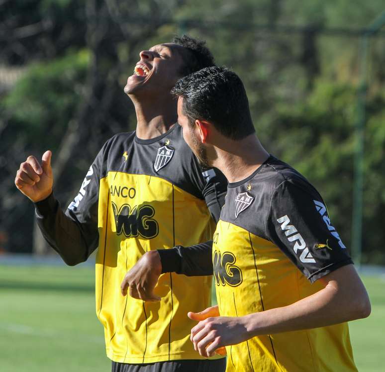 Jô destaca que Guilherme tem a capacidade para substituir Ronaldinho em campo