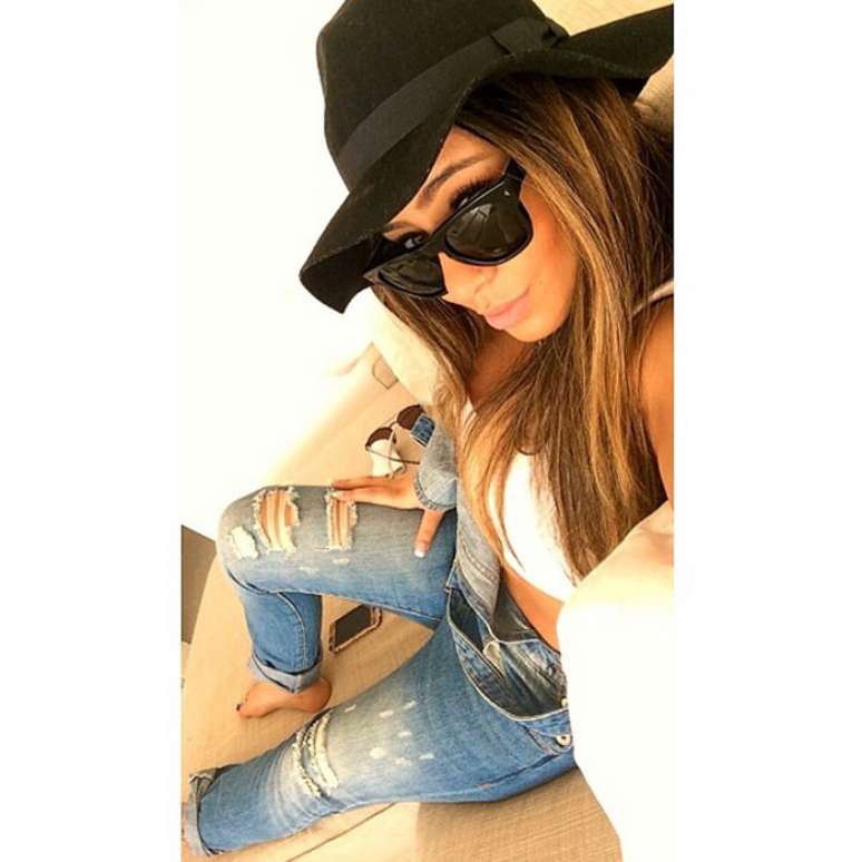 <p>Rafaella Santos, irm&atilde; de Neymar, &eacute; cheia de estilo. Nesta quinta-feira (31), ela publicou uma foto no Instagram usando macac&atilde;o jeans rasgado e barra dobrada, top branco, &oacute;culos wayfarer e chap&eacute;u preto. Os seguidores elogiaram a escolha. &quot;Nossa arrasou ehn...ta linda!!!&quot;, escreveu @lucianascuderi. &quot;Se liga da jardineira dela&quot;, comentou @thaa_vit. &quot;Divaaa&quot;, concordou @isabelly_ribeiiiro</p>