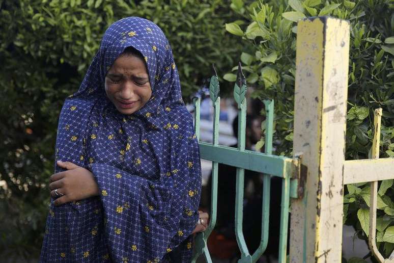 Uma menina palestina lamenta a perda de cinco familiares durante o que médicos disseram ter sido um ataque israelense, em Beit Lahita, no norte da Faixa de Gaza, na quarta-feira. 30/07/2014