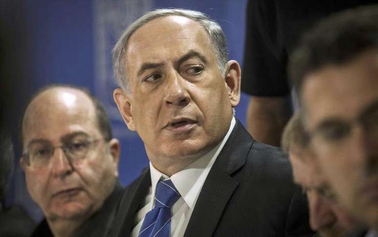 <p>Premi&ecirc; israelense, Benjamin Netanyahu, ao lado do ministro da Defesa de Israel, Moshe Yaalon; Israel quer expropriar 400 hectares na Cisjord&acirc;nia</p>