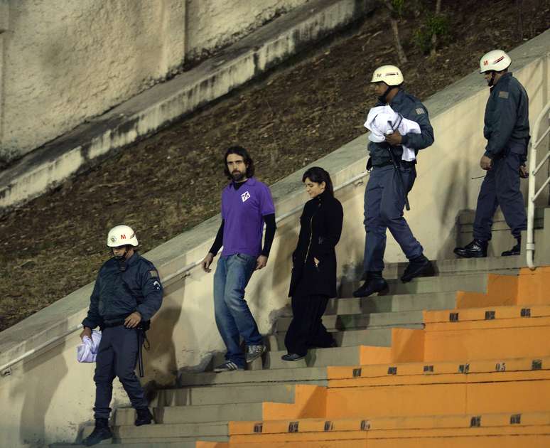 Policias retiram faixa da torcida da Fiorentina no Pacaembu