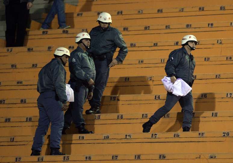 Policias retiram faixa da torcida da Fiorentina no Pacaembu