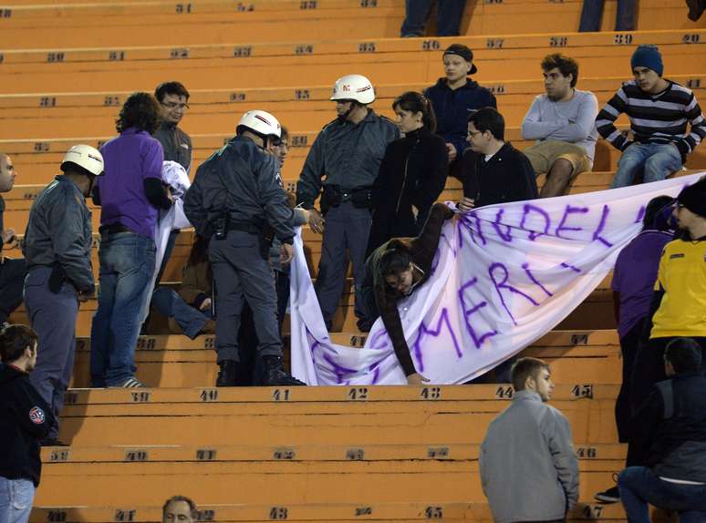 Policias retiram faixa da torcida da Fiorentina no Pacaembu