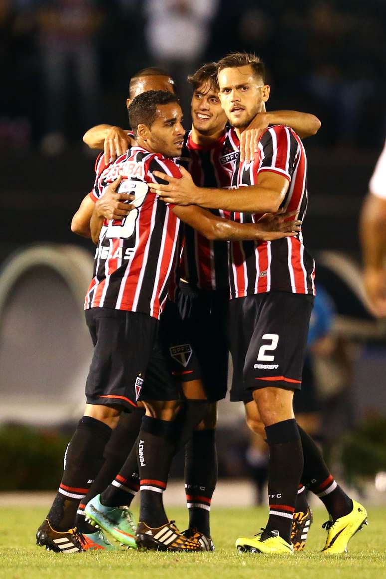 Equipe do São Paulo festeja gol em Ribeirão Preto
