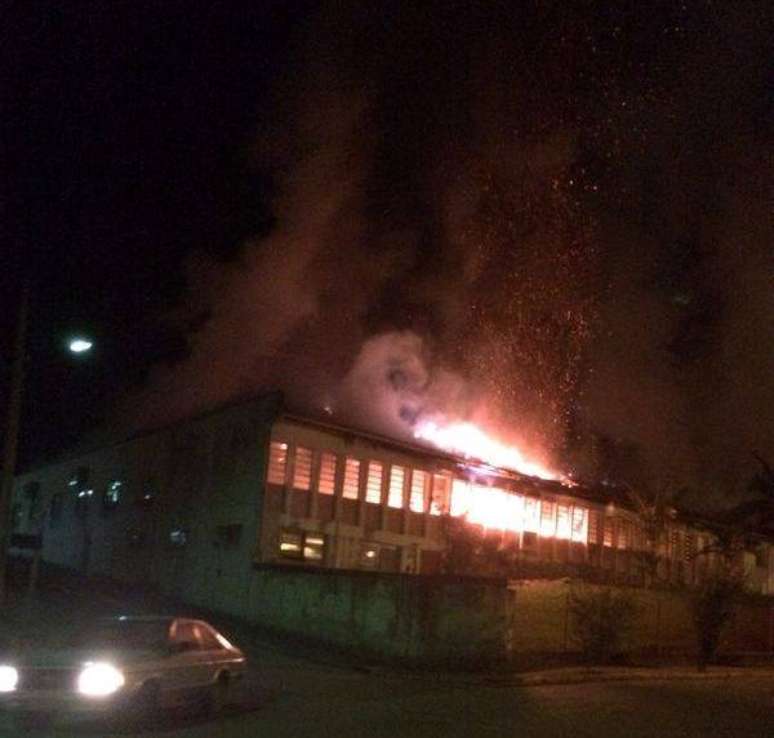 Três adolescentes foram apreendidos por atear fogo em escola do sul de SC