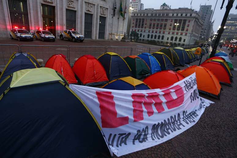 Grupo de sem-tetos ligados ao LMD (Luta por Moradia Digna) acampa em frente à Prefeitura de São Paulo no centro da cidade, nesta quinta-feira 