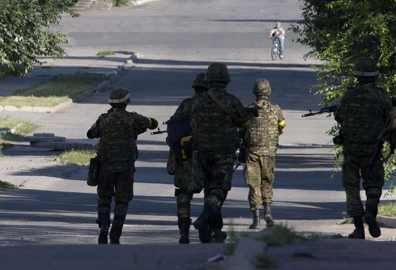 <p>Soldados do ex&eacute;rcito&nbsp;ucraniano fazem patrulha&nbsp;na cidade de Lisichansk, regi&atilde;o de Lugansk, leste da Ucr&acirc;nia, em 26 de julho</p>