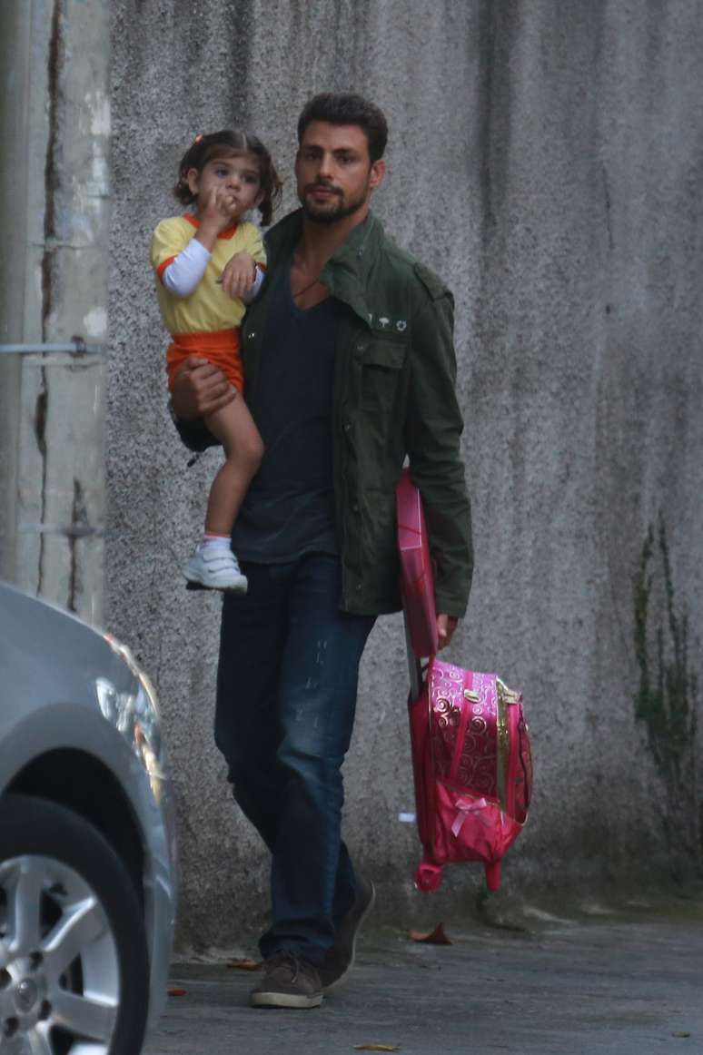 O ator Cauã Reymond foi visto nesta sexta-feira (1º), na Barra da Tijuca (RJ), buscando a filha de Sofia, de dois anos, na escola. A menina é fruto do casamento do ator com Grazi Massafera