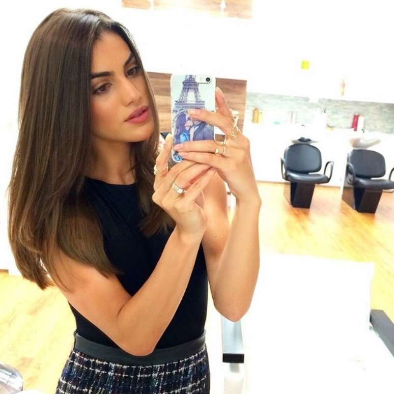 Camila Coelho muda o visual e investe em cabelo médio 