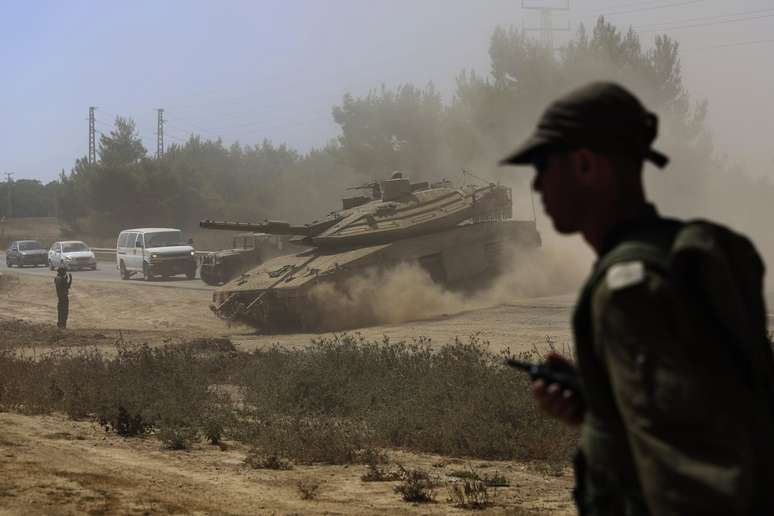 <p>Tanques israelenses se deslocam próximo à Faixa de Gaza em 1º de agosto</p>