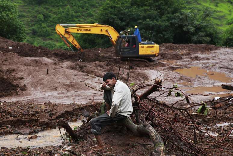 <p>Chandrakant Zanjare, que perdeu 13 membros da família em um deslizamento de terra, chora próximo ao local de sua antiga casa na vila de Malin, no estado indiano de Maharashtra, em 1° de agosto</p><p> </p>