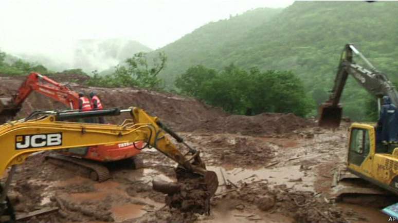 Equipes trabalham em local onde antes havia casas