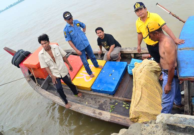 <p>O corpo de um homem vítima do naufrágio é resgatado no norte de Sumatra, na Indonésia, em 1º de agosto</p>