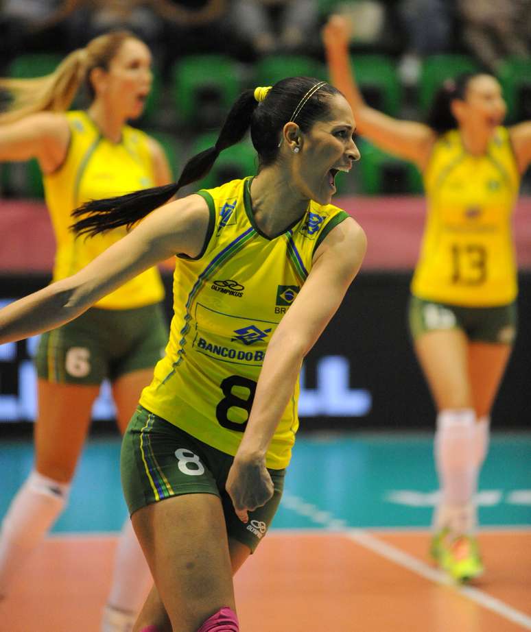 <p>Jaqueline retornou à Seleção e fez o ponto final da vitória do Brasil sobre a China por 3 a 1 na estreia do Grand Prix</p>