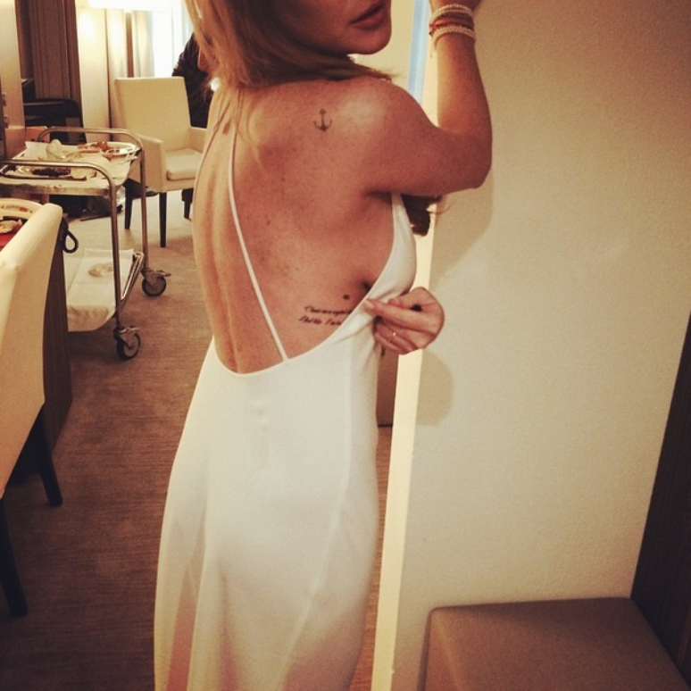 Lindsay Lohan posa com vestido decotado