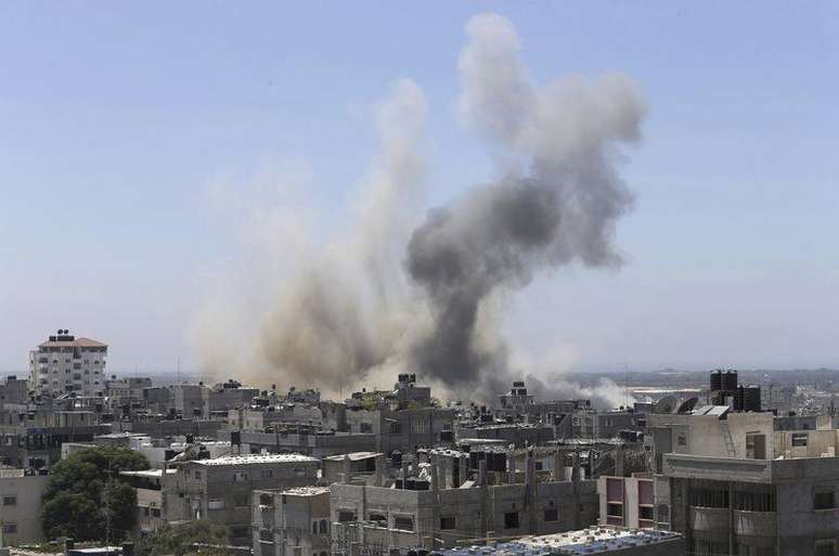 <p>Fuma&ccedil;a &eacute; vista em Rafah, na Faixa de Gaza, ap&oacute;s ataque a&eacute;reo de Israel</p>