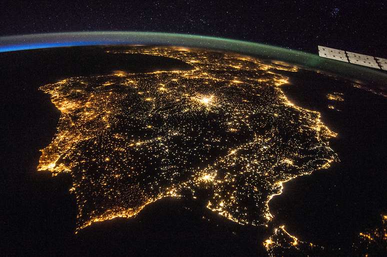 <p>A Península Ibérica vista do espaço durante a noite</p>