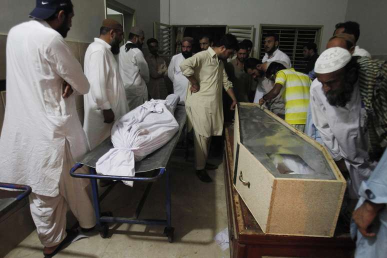 <p>Paquistaneses olham os corpos das&nbsp;v&iacute;timas&nbsp;em um hospital local em Karachi, em 31 de julho</p>