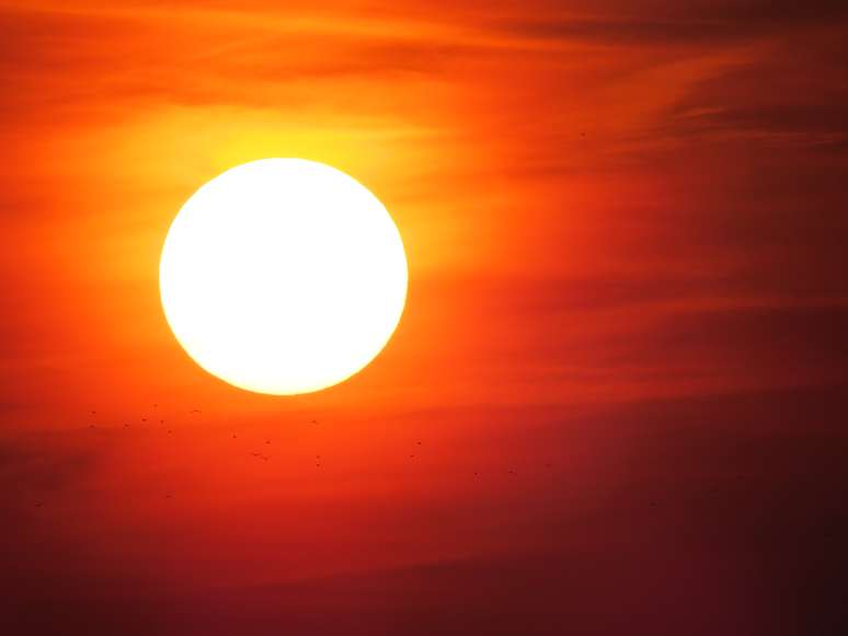 Alemanha, 31/7 - Belo pôr do sol é registrado na cidade de Seligenstadt, no sul do estado alemão de Hesse