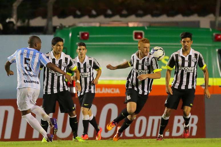 <p>Após empatar, Santos sofreu gol já nos acréscimos da partida</p>