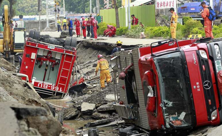 Além dos bombeiros de Kaohsiung, os serviços de outras cidades, como Tainan, enviaram dezenas de caminhões e efetivos para combater o fogo
