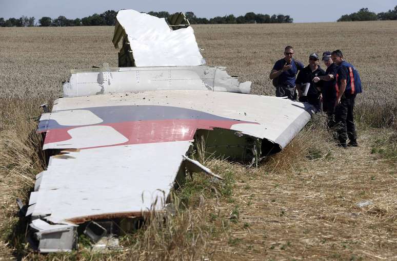 <p>Membros de um grupo de especialistas internacionais inspecionam destroços no local onde o vôo da Malaysia Airlines doi abatido, perto da aldeia de Hrabove, na região de Donetsk, no leste da Ucrânia. Foto tirada nesta sexta-feira, 1 de agosto</p>